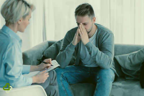 Консультация Доктор консультирует пациента